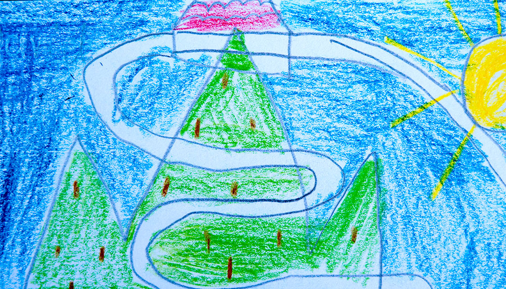 Buntstift-Zeichnung mit drei grünen, spitzen Bergen. Eine Bahn führt in Schlangenlinien den mittleren Berg hinunter.