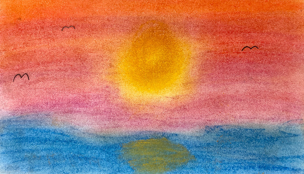 Kreidezeichnung von blauem Wasser vor einem roten Sonnenuntergang. Mittig eine gelbe Sonne. Drei Vögel am Himmel.