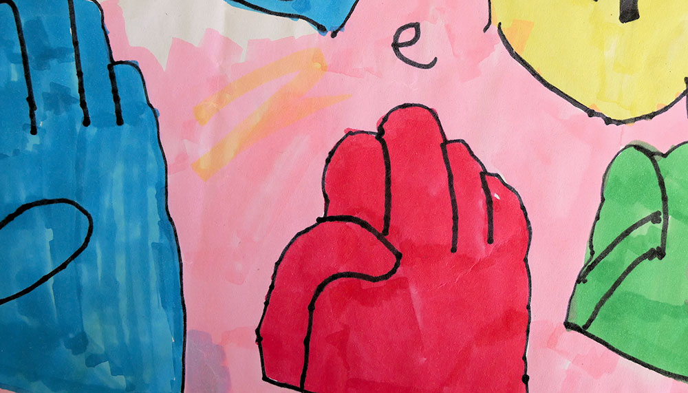 Filzstift-Bild mit einer blauen, roten und grünen Hand. Alle zeigen einen Buchstaben in Gebärdensprache. Rosa Hintergrund.