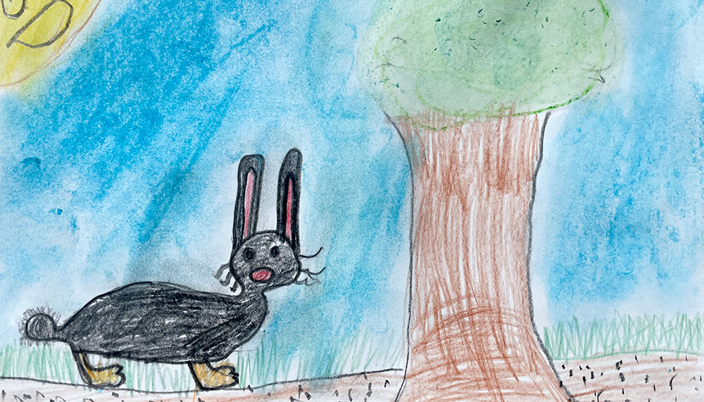 Buntstift-Bild von einem grauen Hasen mit langen Ohren. Rechts davon ein Baum. Blauer Hintergrund.