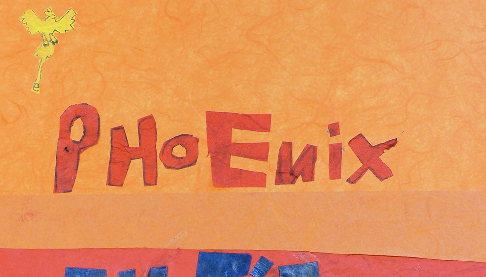 Oranges Papier-Bild mit ausgeschnittenen roten Buchstaben „PHoENix“.